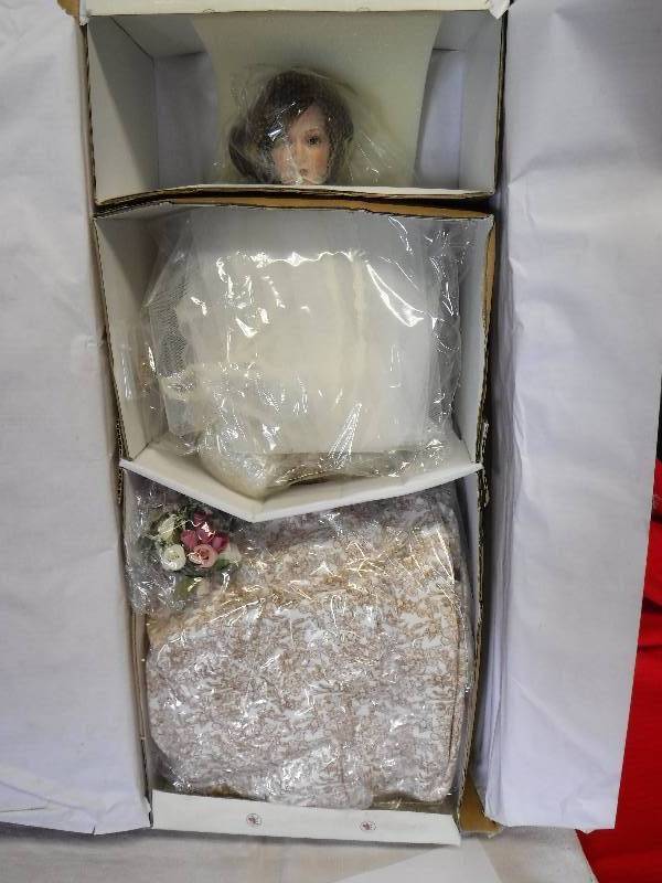 lot 1030 image: THE ASHTON-DRAKE GALLERIES  DOLL NEW IN BOX