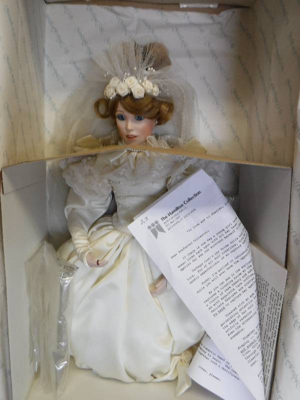 lot 1031 image: HERITAGE SIGNATURE COLLECTION PORCELAIN DOLL