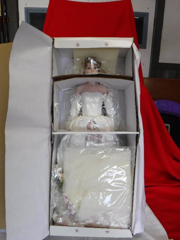lot 1032 image: THE ASHTON-DRAKE GALLERIES  DOLL NEW IN BOX
