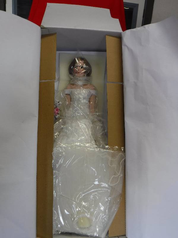 lot 1033 image: THE ASHTON-DRAKE GALLERIES  DOLL NEW IN BOX