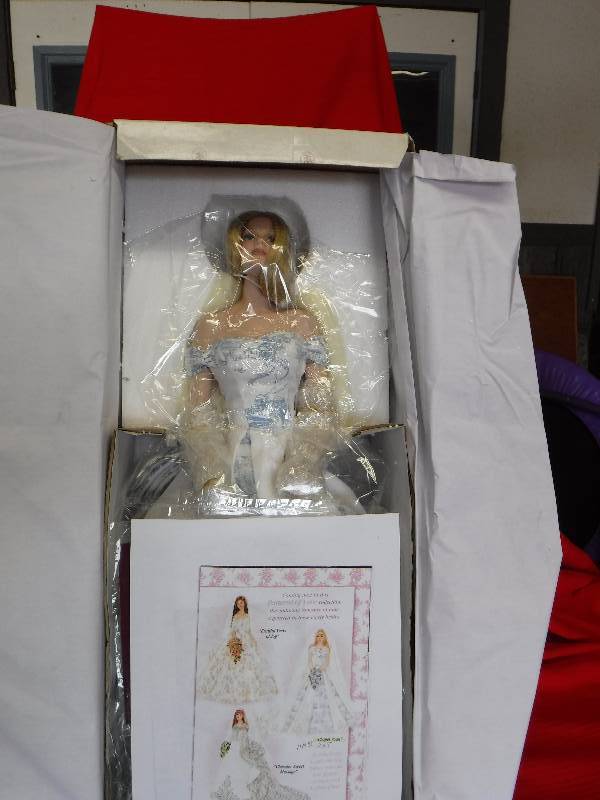 lot 1035 image: THE ASHTON-DRAKE GALLERIES  DOLL NEW IN BOX