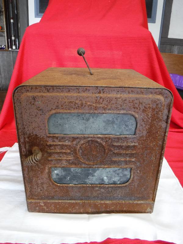 lot 1052 image: Antique stove top pie ovenwarmer