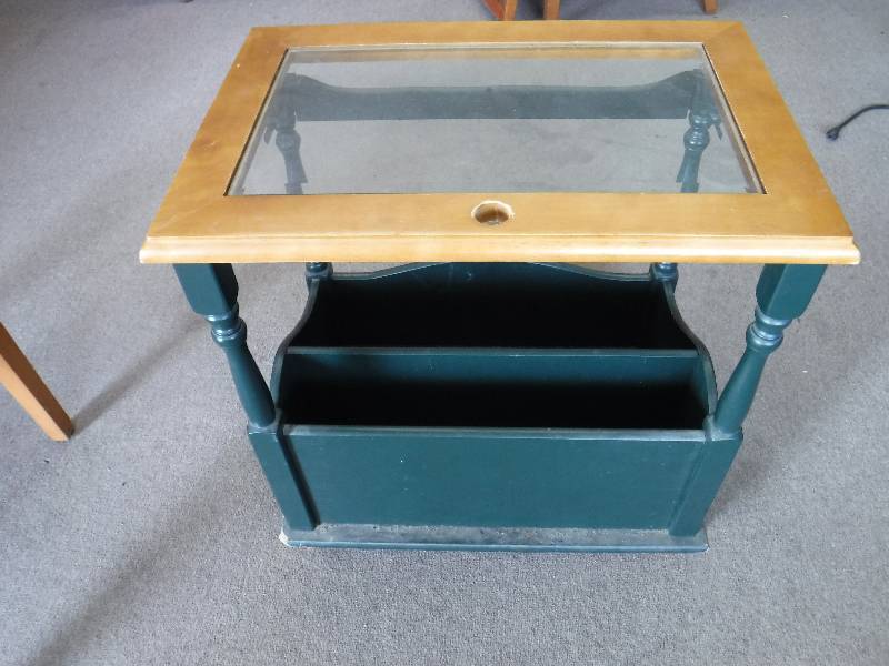 lot 1073 image: Small TV stand