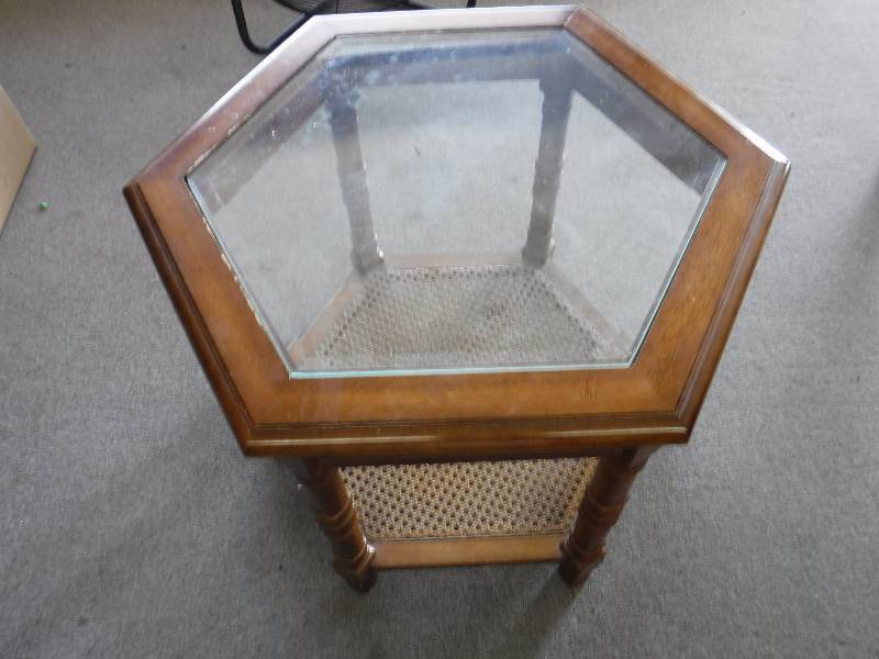 lot 1074 image: End Table