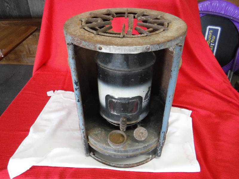 lot 1077 image: Perfection Kerosene 1 burner Cook Stove Heater