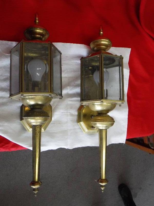 lot 1085 image: Pair of outdoor wall sconce