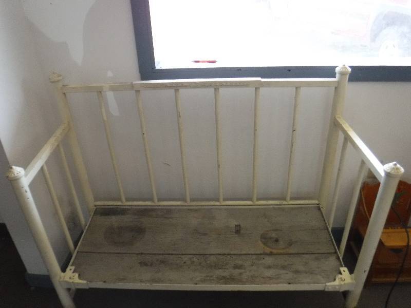 lot 1086 image: Bench