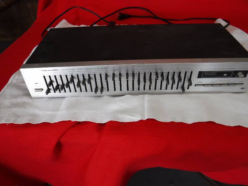 lot 1090 image: REALISTIC 31-2010 12 BAND STEREO FREQUENCY EQUILIZER