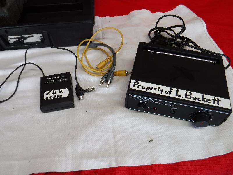 lot 1091 image: Realistic 32-1221A FM Wireless Microphone