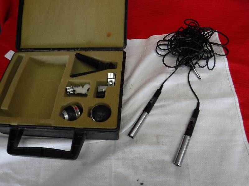 lot 1092 image: Realistic Pro-100 Microphone