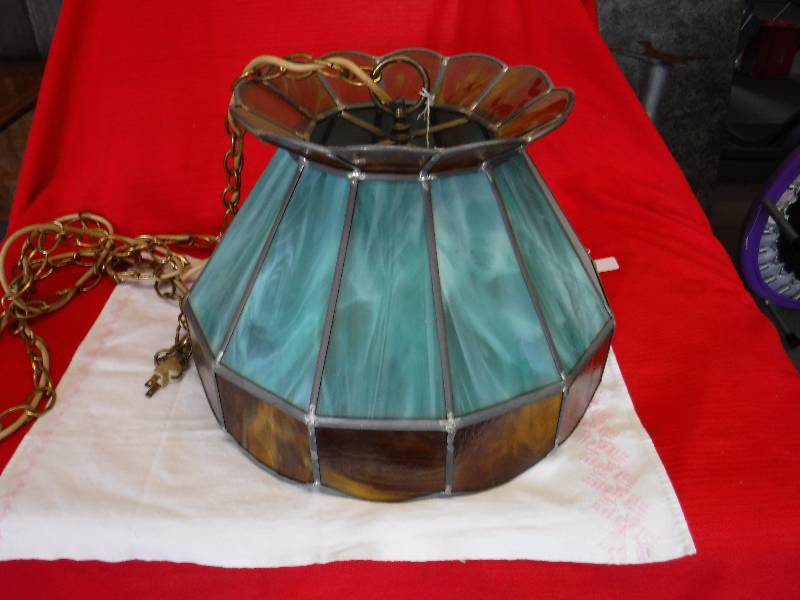 lot 1115 image: Slag glass hanging lamp