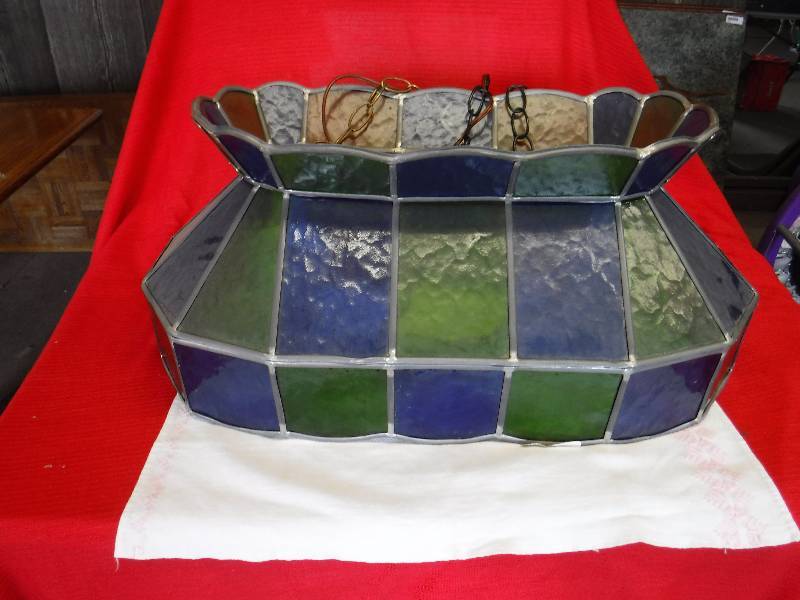 lot 1116 image: Slag glass hanging lamp