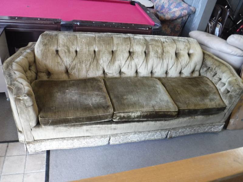 lot 1117 image: Couch