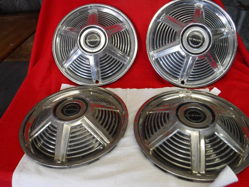 lot 1120 image: Ford mustang hubcaps