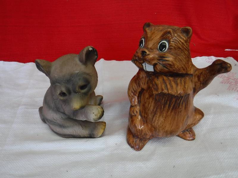 lot 1131 image: Squirrel Planter