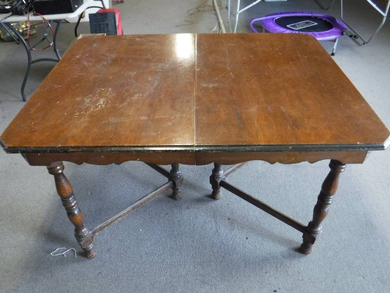 lot 1139 image: Dining room table with chairs