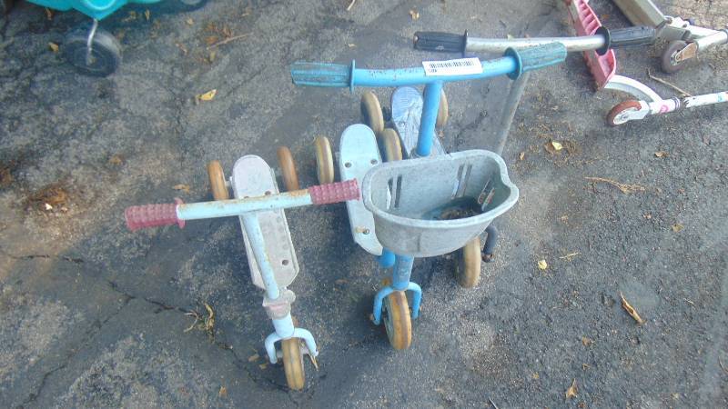 lot 485 image: 3 - 3 wheel scooters