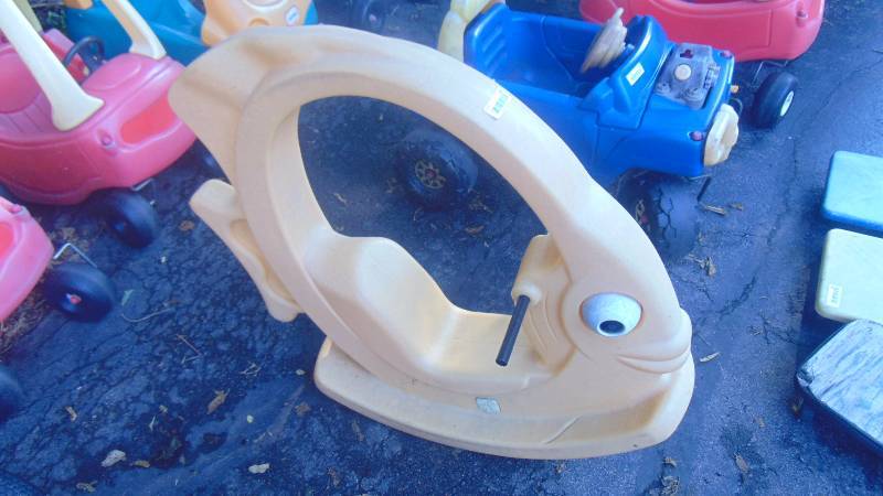 lot 488 image: Little Tikes step 2 - riding gold fish