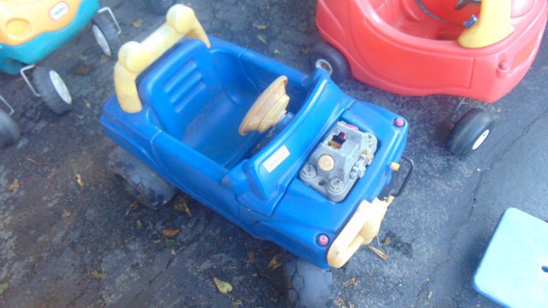 lot 489 image: monster truck ride on toy.