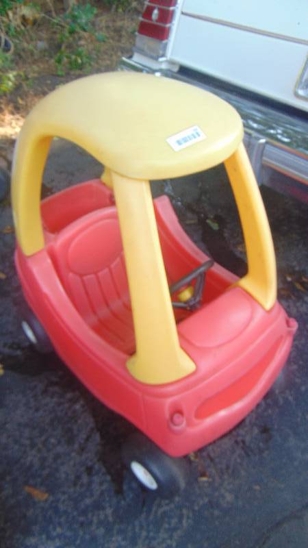 lot 490 image: Little Tikes cozy coupe