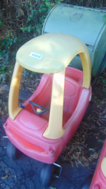 lot 492 image: Little Tikes cozy coupe