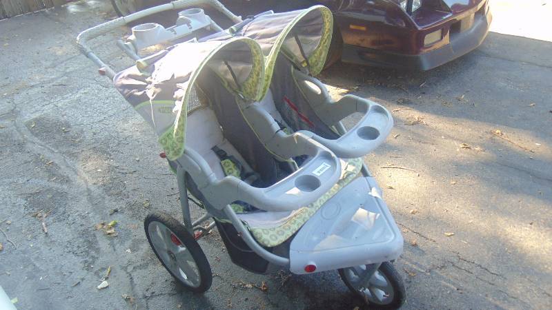 lot 496 image: In Step double stroller