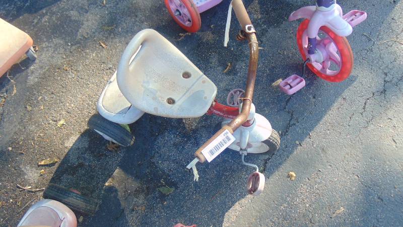 lot 498 image: Radio Flyer trike