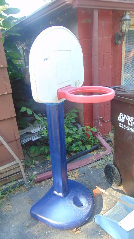 lot 508 image: little tikes basketball goal