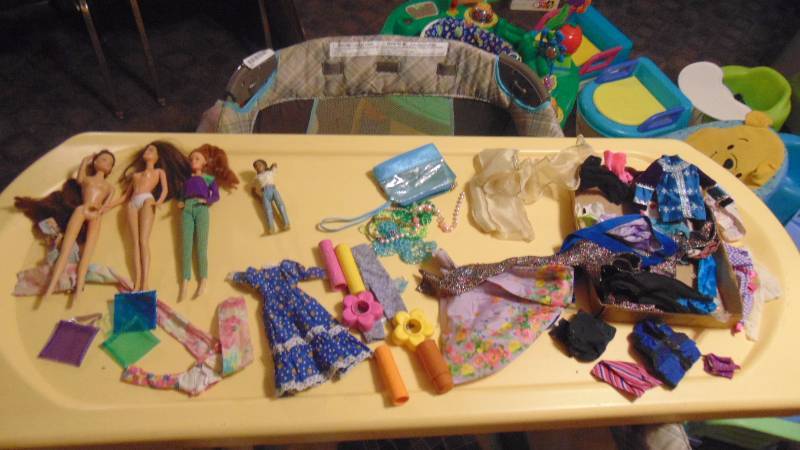 lot 513 image: Barbies and accessorizes