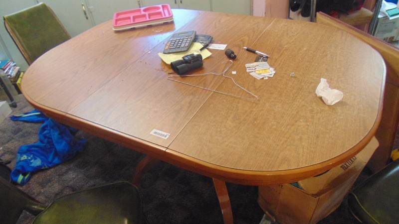 lot 524 image: Dinning table wleaf
