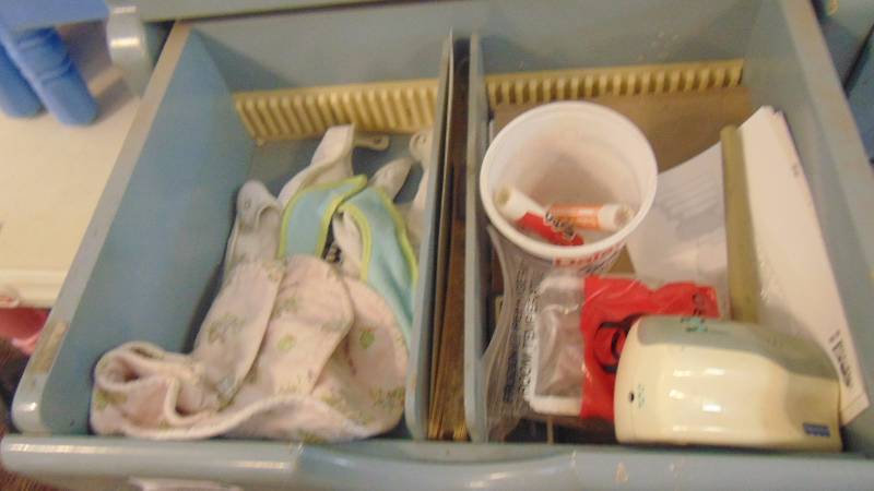 lot 526 image: lot of bibs and safety latches