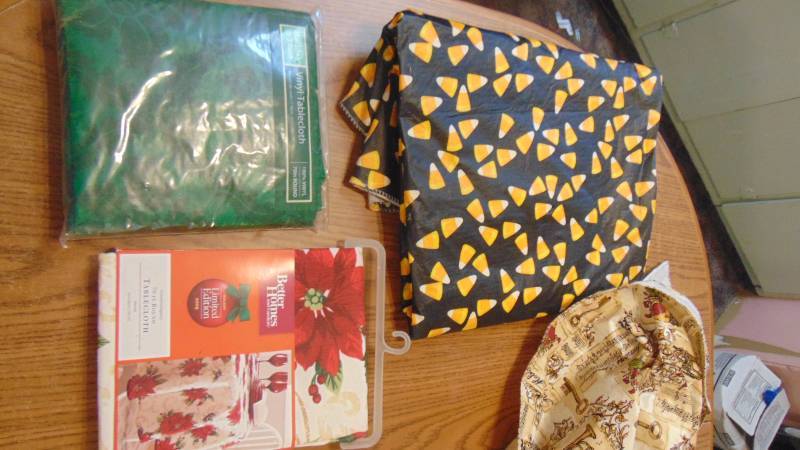 lot 528 image: lot of table covers