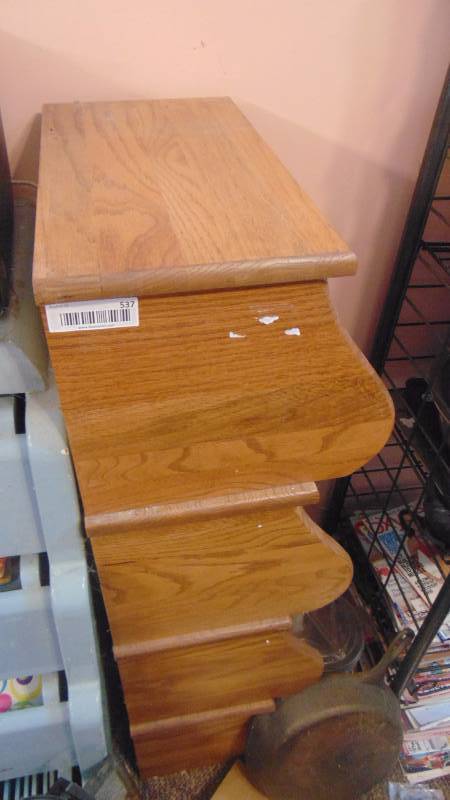 lot 537 image: 4 station solid oak cabinet
