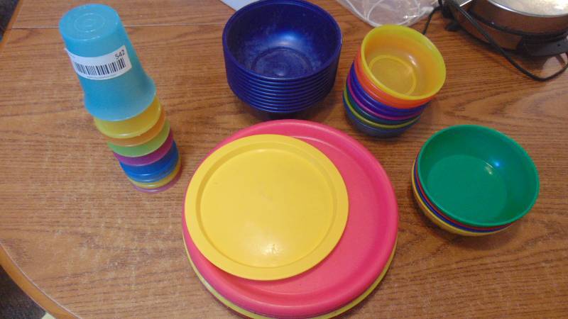 lot 542 image: plastic plates - bowls - cups