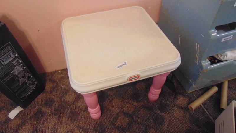lot 550 image: Little Tikes table