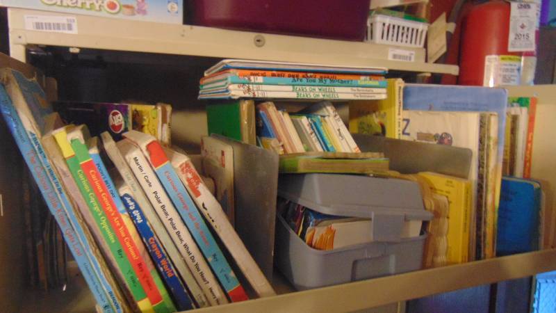 lot 554 image: large lot of kids books - 3D readers