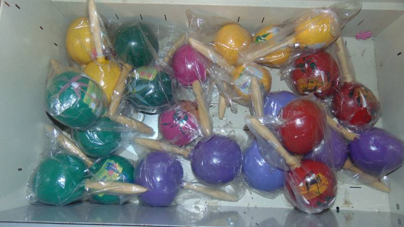 lot 557 image: lot of real wood maracas