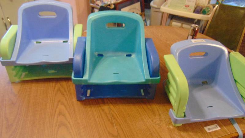 lot 564 image: 3 booster seats