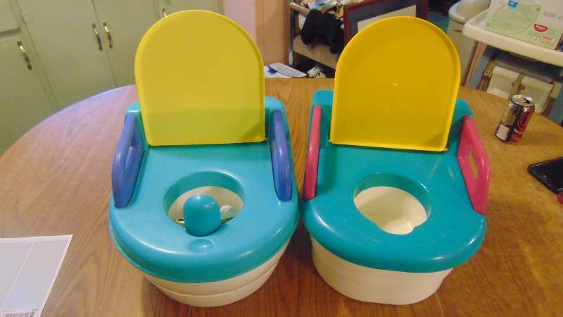 lot 567 image: 2 - potty chairs