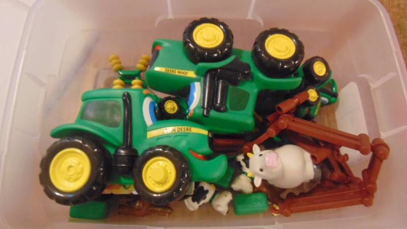 lot 579 image: 2 John Deere books and farm set