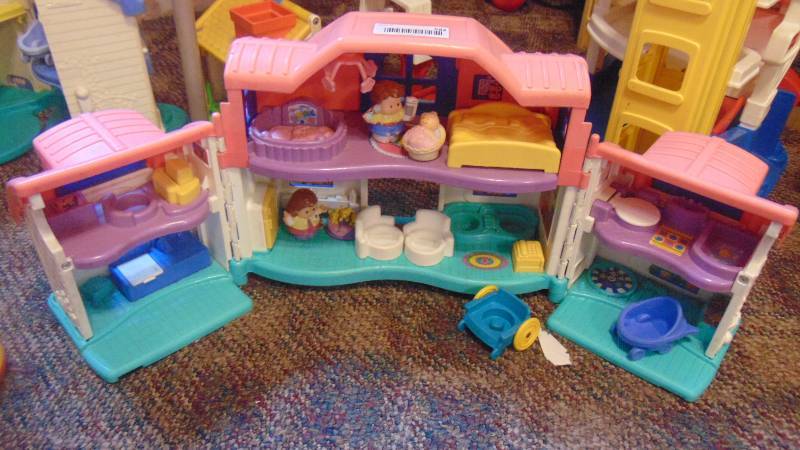 lot 582 image: Play house wpeople and furniture
