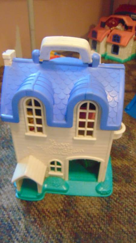 lot 583 image: play Town house wpeople and furniture