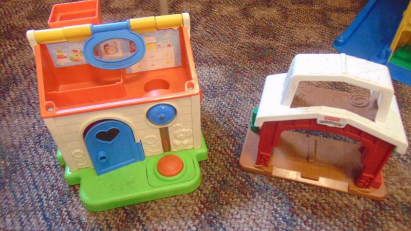 lot 584 image: little people House and barn