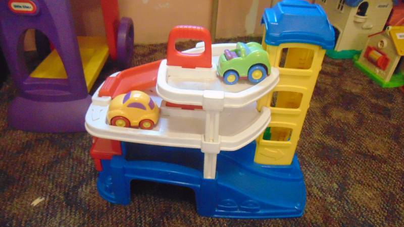 lot 585 image: Fisher Price garage and cars
