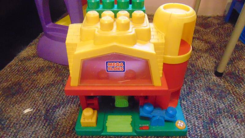 lot 586 image: Mega Blocks Barn w tractorpeopleaccessories