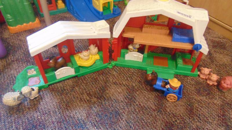 lot 589 image: Interactive barn w animals and farmer