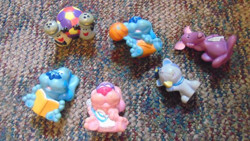 lot 593 image: Blues Clues kid toys