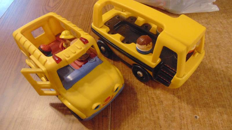 lot 607 image: 2 School bus toys wpeople