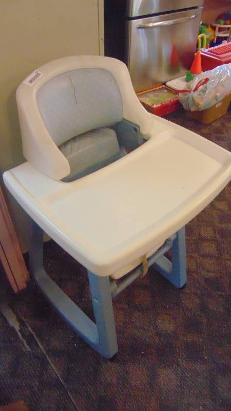 lot 614 image: plastic high chair wtray