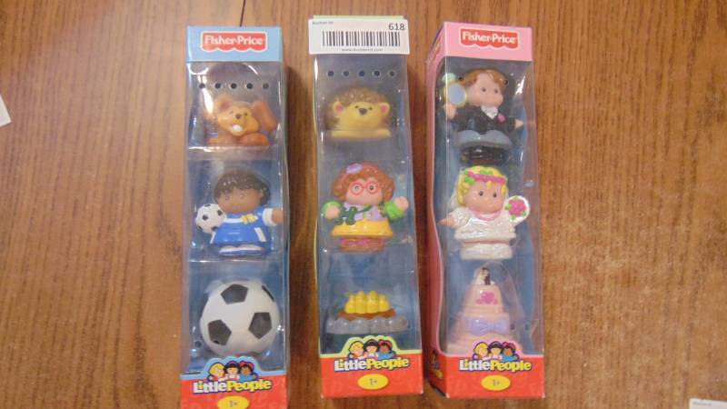 lot 618 image: 3 new sets of Fisher Price little people